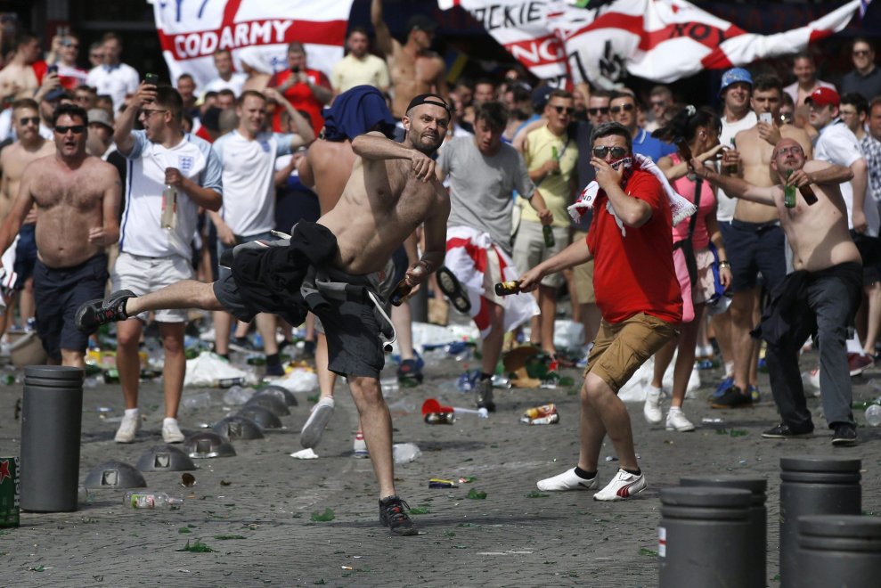 Il ritorno degli Hooligans: follia e scontri a Marsiglia, un tifoso inglese in fin di vita