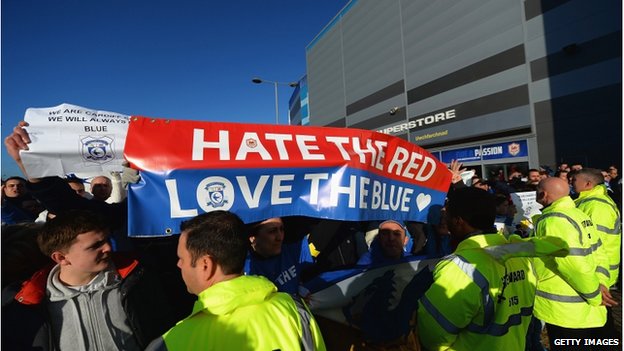 I tifosi del Cardiff vincono la battaglia contro il presidente: addio rosso, torna la tradizionale maglia blu