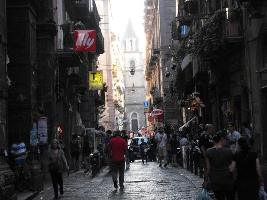 Napoli è una città da leccarsi le dita. Lo dice e lo scrive Magda Bigas