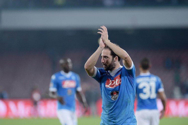 Higuain, sotto la curva, canta «Un giorno all’improvviso». Il video sull’account Twitter della Serie A