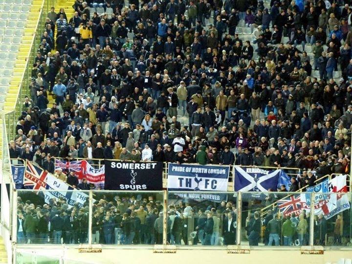 Non solo Celtic, una bandiera del Napoli tra i tifosi del Tottenham a Firenze