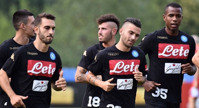 Sarri riduce il campo. Due boati: per Reina e per il gol di tacco di Insigne