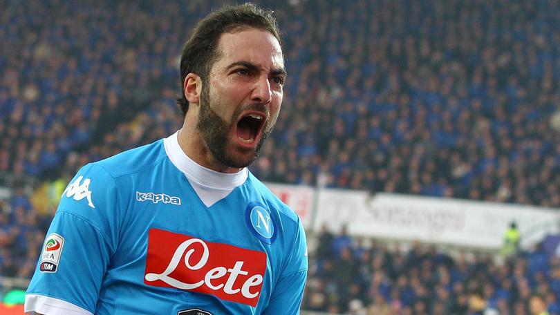 Napoli-Carpi, i numeri: ottava vittoria consecutiva, battuto il record di Maradona. Higuain come Diego: sesta gara di fila a segno