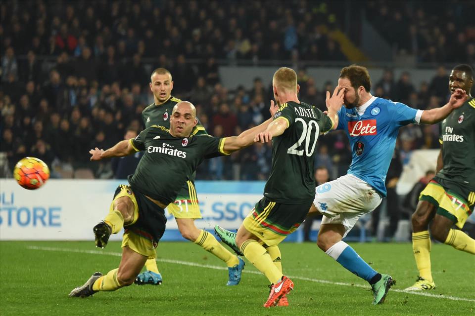 I miracoli del San Paolo: rende felici anche quelli che perdono o pareggiano