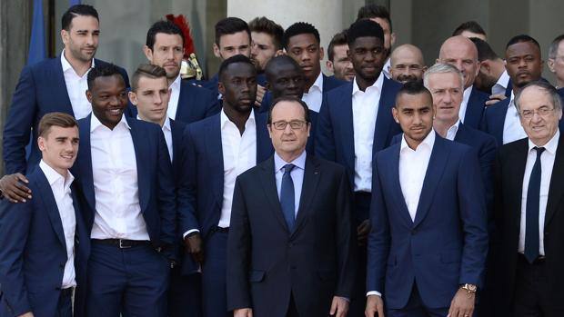 Hollande attacca i calciatori: «Bambini ricchissimi che non distinguono il bene dal male»