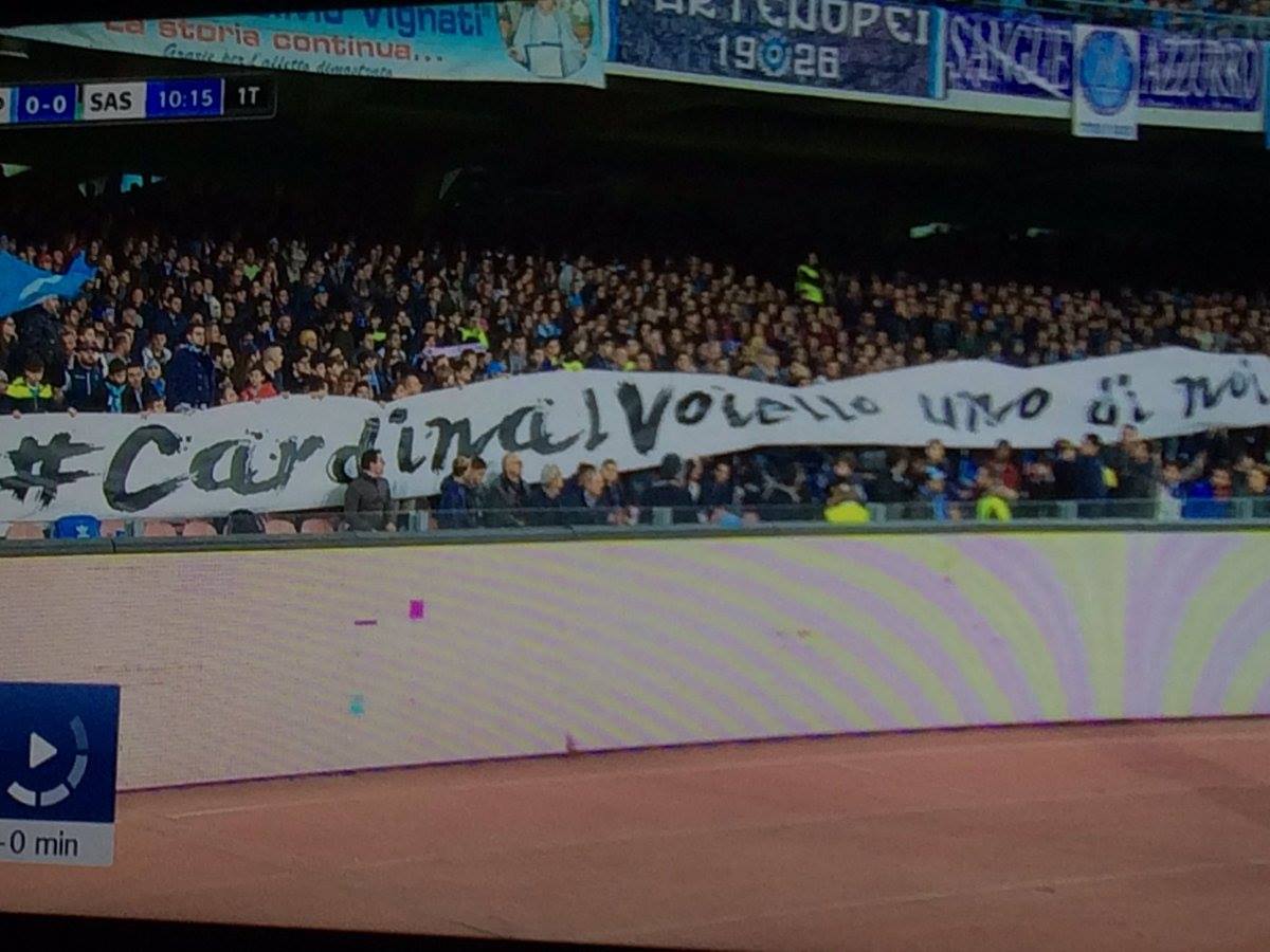 Lo striscione per il cardinale Voiello: «#cardinale voiello uno di noi»