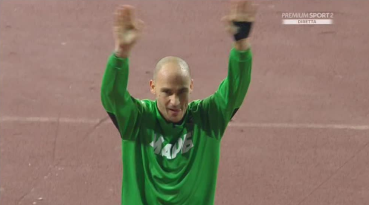 Cannavaro sotto la curva B che intona un coro per lui