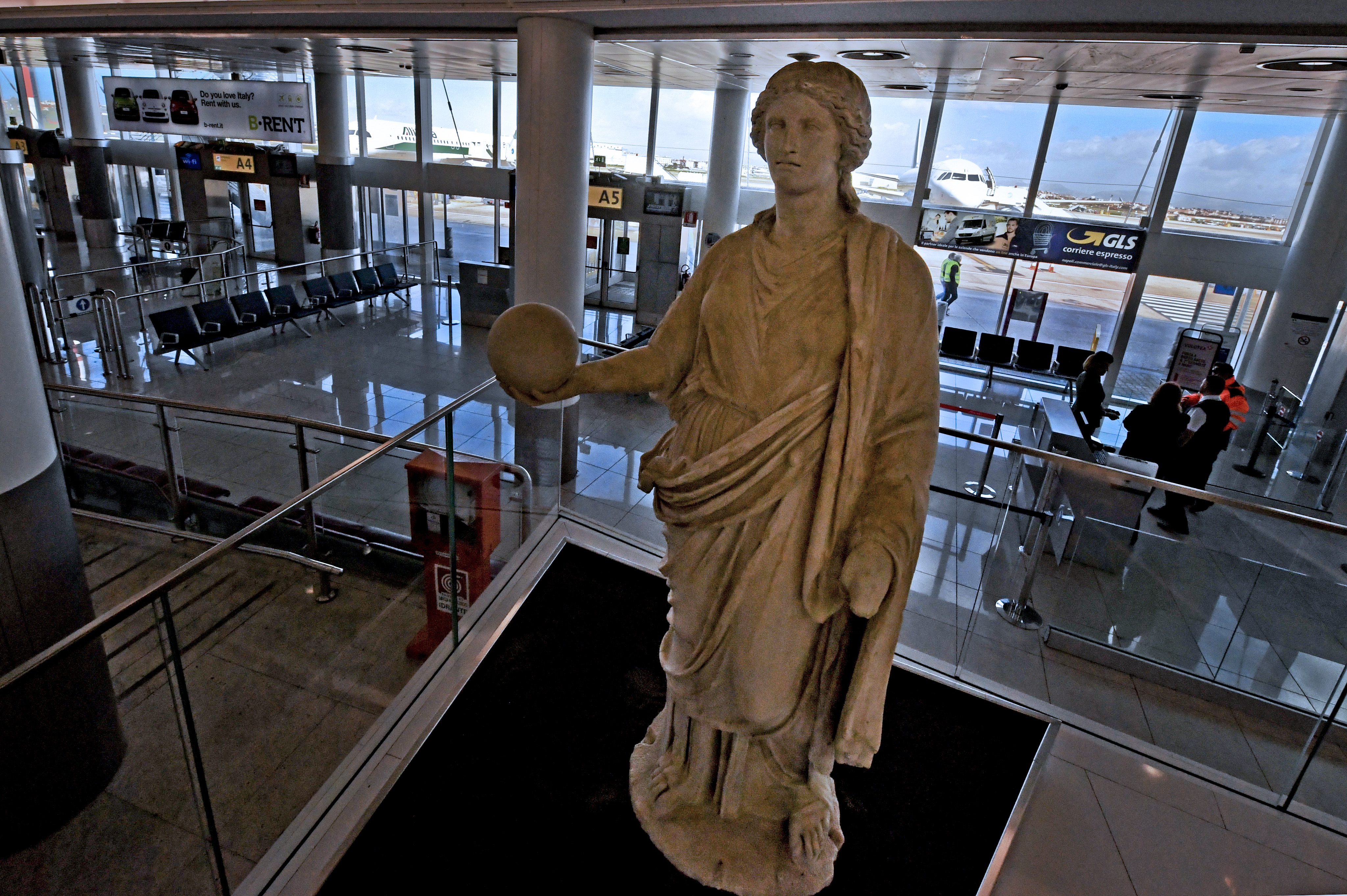 All’Aeroporto Internazionale di Capodichino il viaggio inizia dall’archeologia