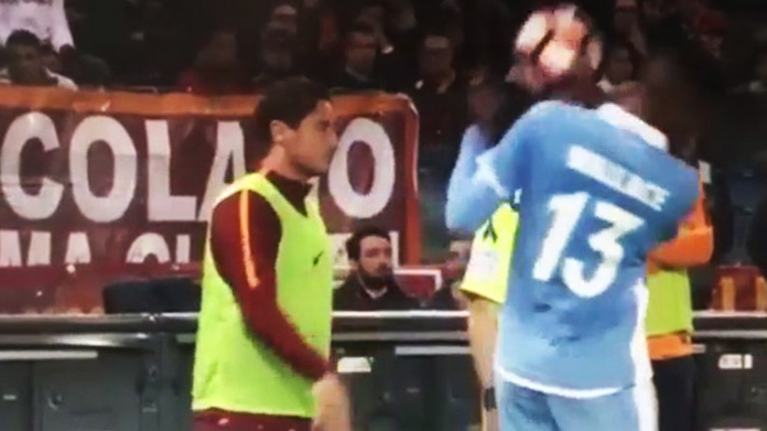 Totti-Wallace, la pallonata che scuote il post-derby (e il web) – VIDEO