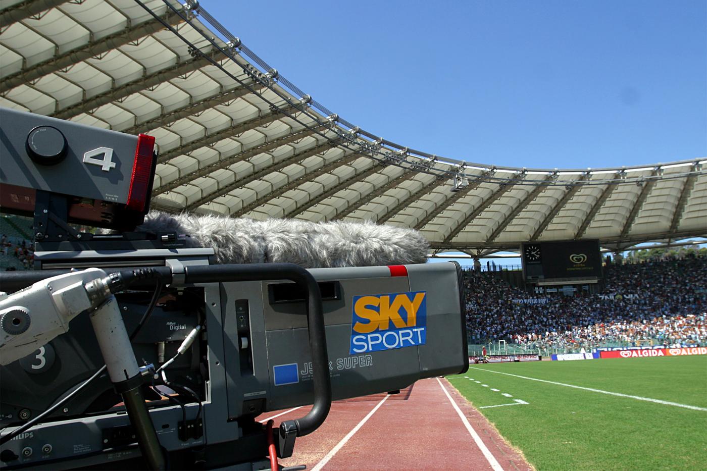Tim diffida Sky per la fibra superscontata proposta agli abbonati del pacchetto Calcio