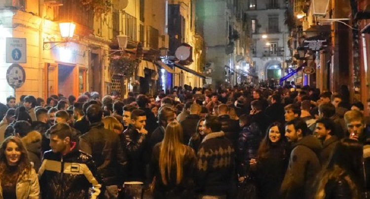 Napoli, crescono i contagi tra i 19 e i 30 anni, «valori di incidenza alti»