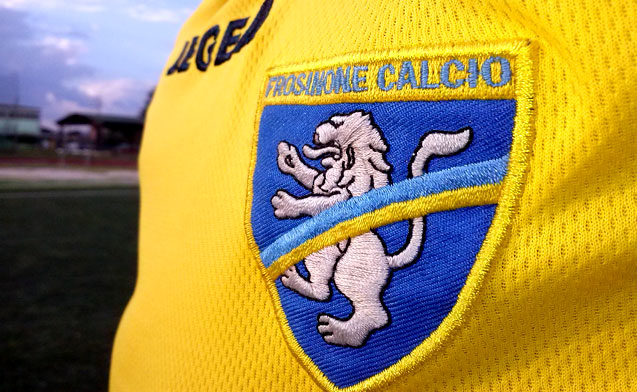 Il sarcasmo dei tifosi del Frosinone che sfottono il Napoli