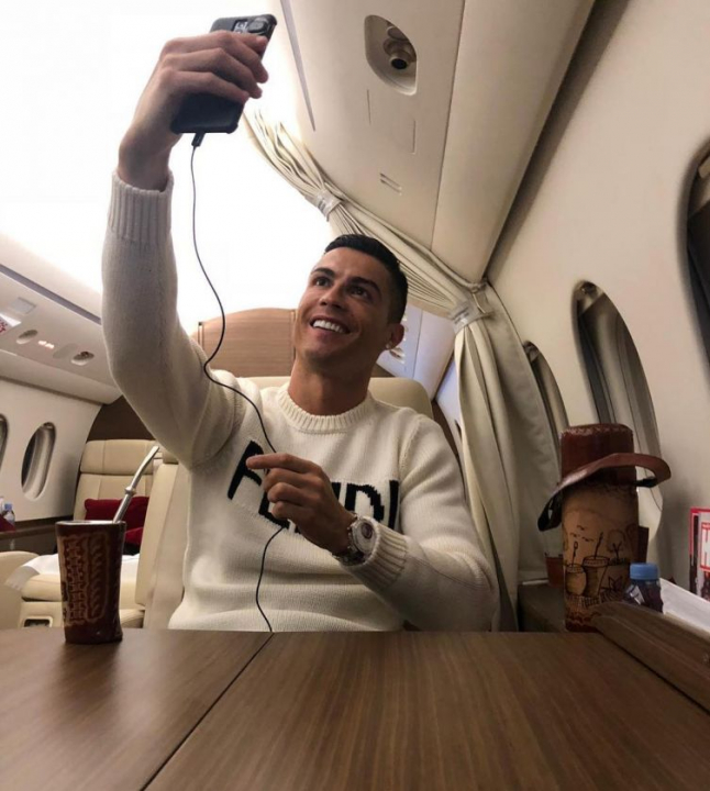 CR7 nella bufera, selfie dall’aereo nel giorno della scomparsa di Sala