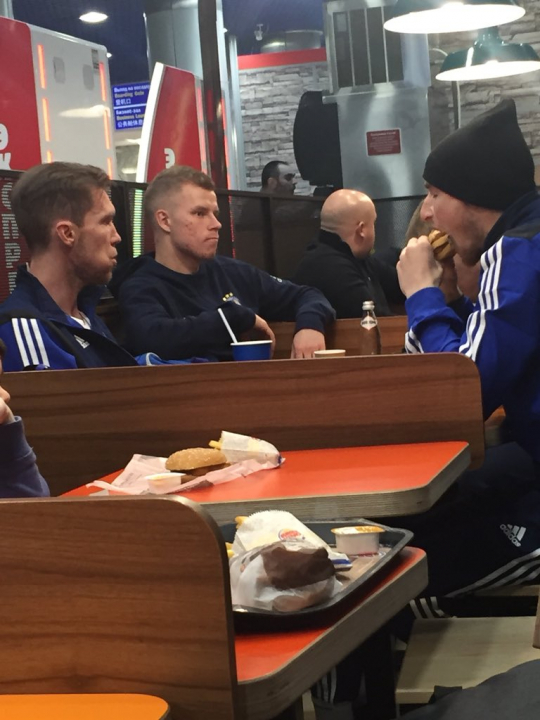 Il Bate Borisov da Burger King dopo la vittoria sull’Arsenal