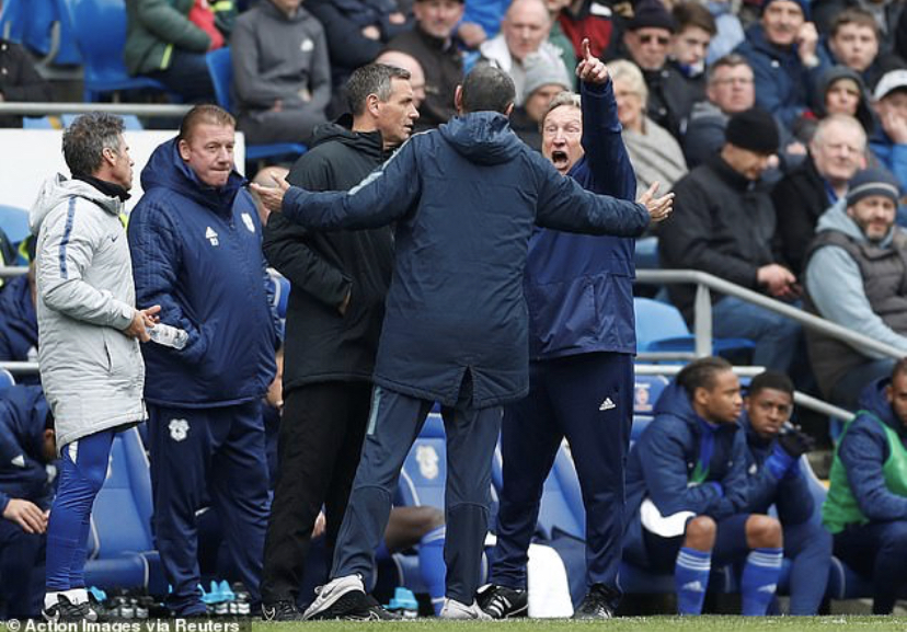 La lite tra Sarri e l’allenatore del Cardiff per il gol del Chelsea in fuorigioco