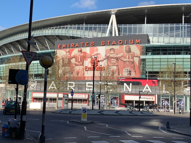 Il modello inglese: stadio bellissimo con i bagarini fuori all’Emirates