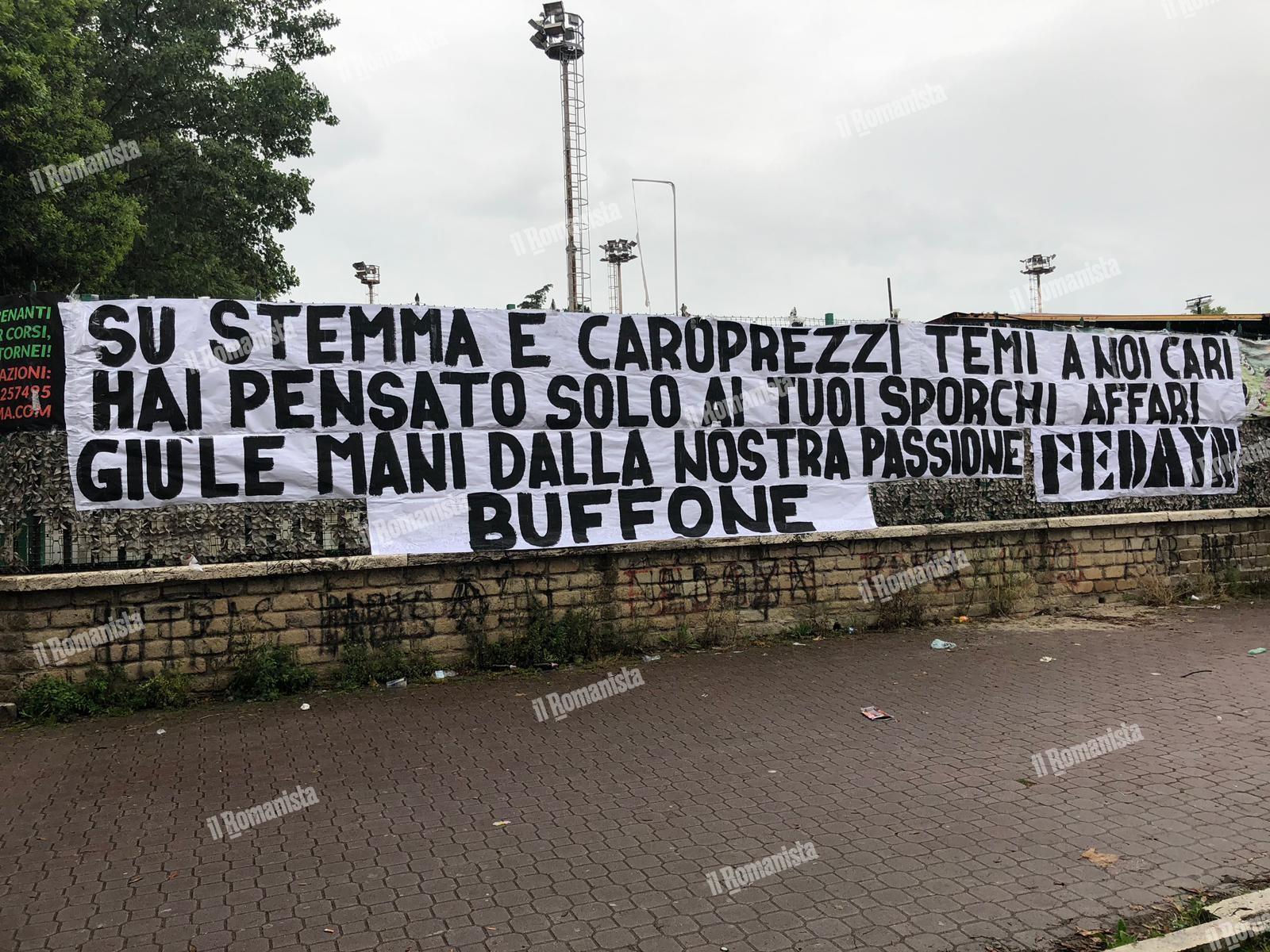 Striscione degli ultras romani contro Pallotta: “Giù le mani dalla nostra passione. Buffone”