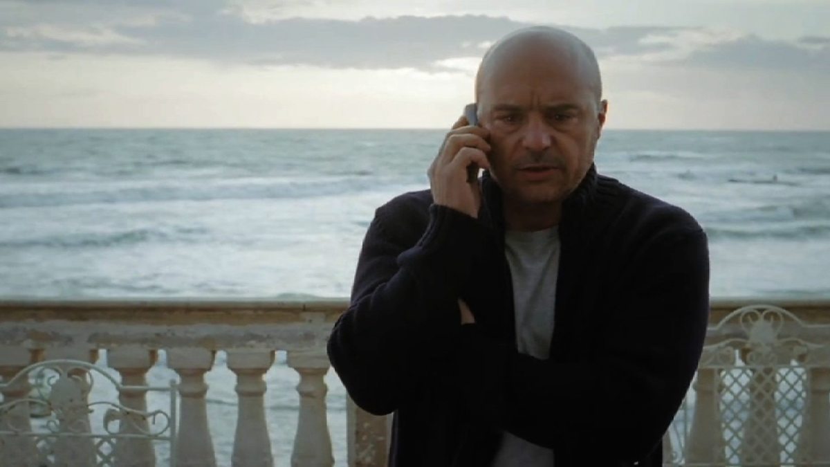 Dialogo tra Montalbano e Livia sul viaggio di Natale