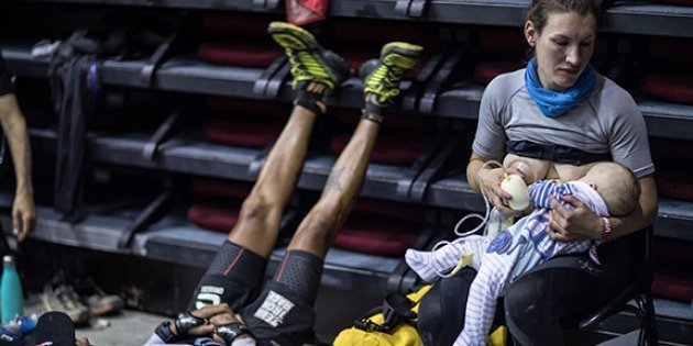 Sophie Power la maratoneta che ha corso 170 km allattando suo figlio di tre mesi. La foto virale (oggetto di insulti)