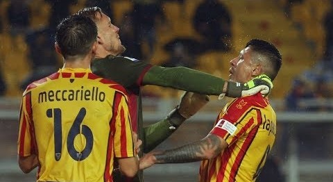 Rissa Lecce-Cagliari: 4 giornate di squalifica a Olsen, 2 a Lapadula