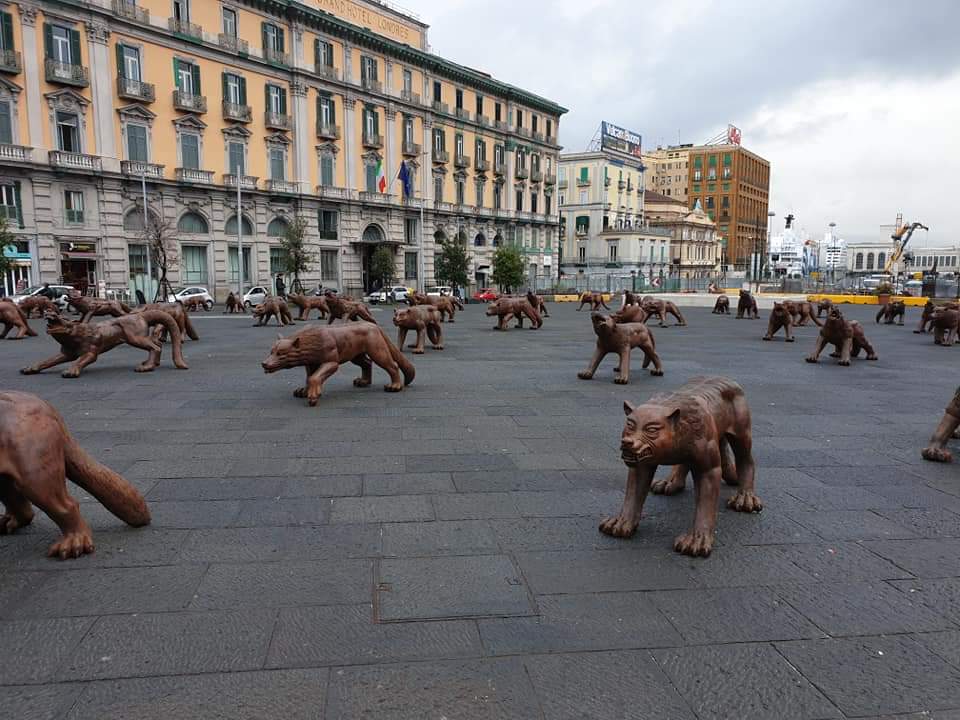 Wolves Coming. I lupi di Liu Ruowang invadono piazza Municipio