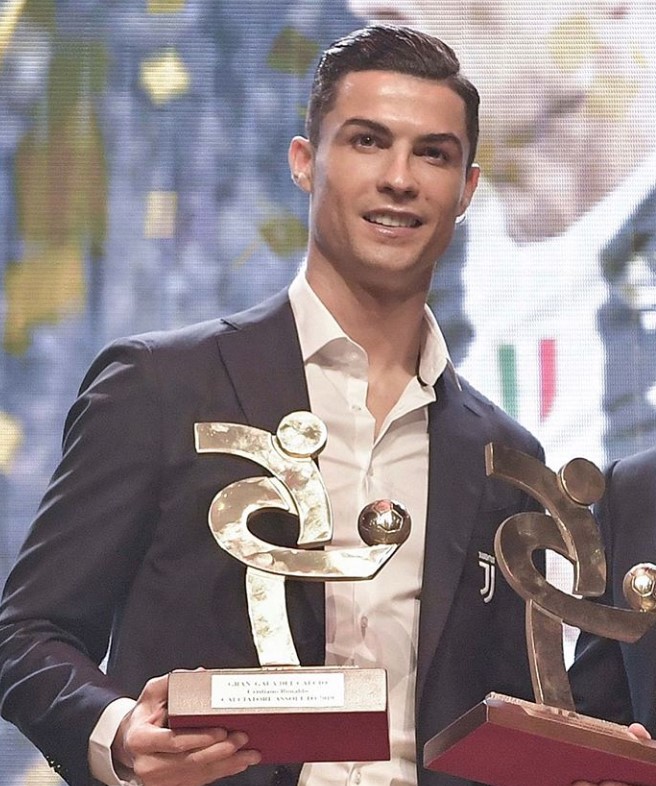 Lo sguardo triste di Ronaldo premiato alla sagra di paese mentre il calcio vero era a Parigi