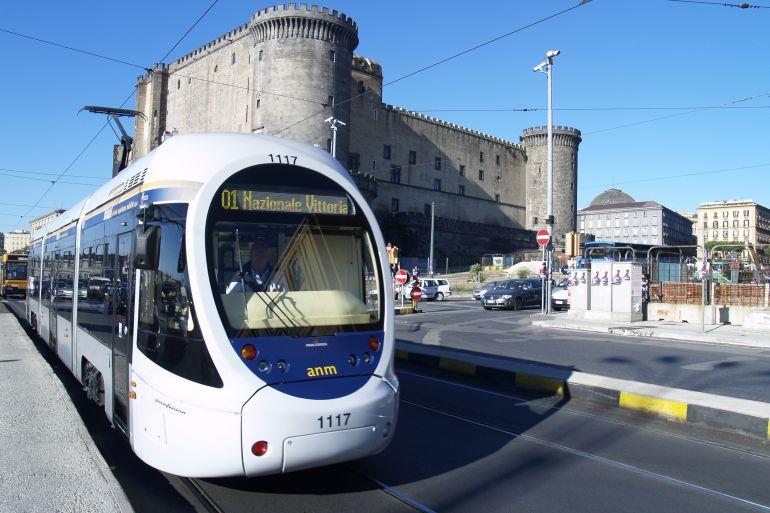 I trasporti “bipolari”: manca la corrente ai tram, ma si studia una nuova metro “tipo Copenaghen”