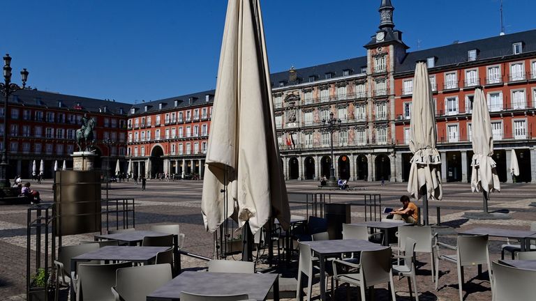 Coronavirus, Madrid vieta di andare a trovare i familiari e di uscire per fare sport