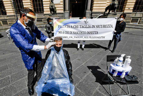 Barbieri in piazza a Napoli per protestare contro la chiusura