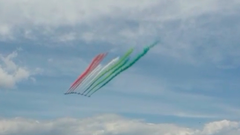 Le Frecce Tricolori sorvolano il cielo di Napoli (VIDEO)