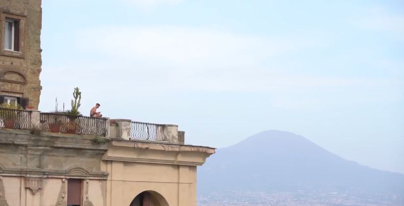 Il Museo Madre celebra il compleanno di Mertens con una clip