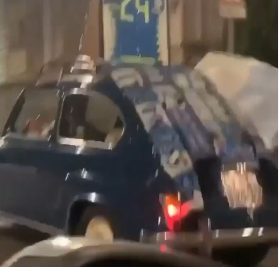 La marcia trionfale della 500 azzurra che a Roma festeggia la Coppa Italia del Napoli (VIDEO)