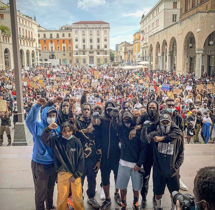 Balotelli approfitta della giornata di stop forzato per scendere in piazza per Floyd