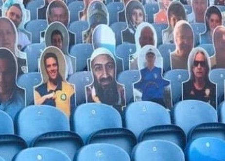 Trova l’intruso: sugli spalti del Leeds spunta il cartonato di Osama Bin Laden