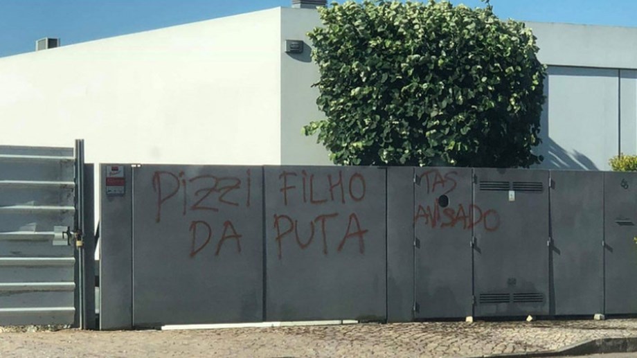 Terrore e violenza al Benfica: oltre le pietre al bus, anche scritte con minacce a casa di calciatori