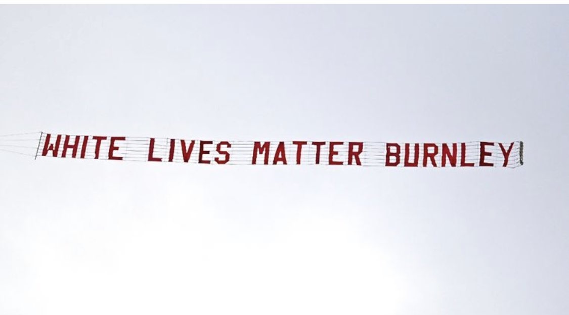 “White Lives Matter”, lo striscione aereo dei tifosi del Burnley che imbarazza la Premier