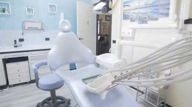 Pozzuoli, dentista positivo. In 24 ore si presentano 100 suoi assistiti al Cotugno per il tampone