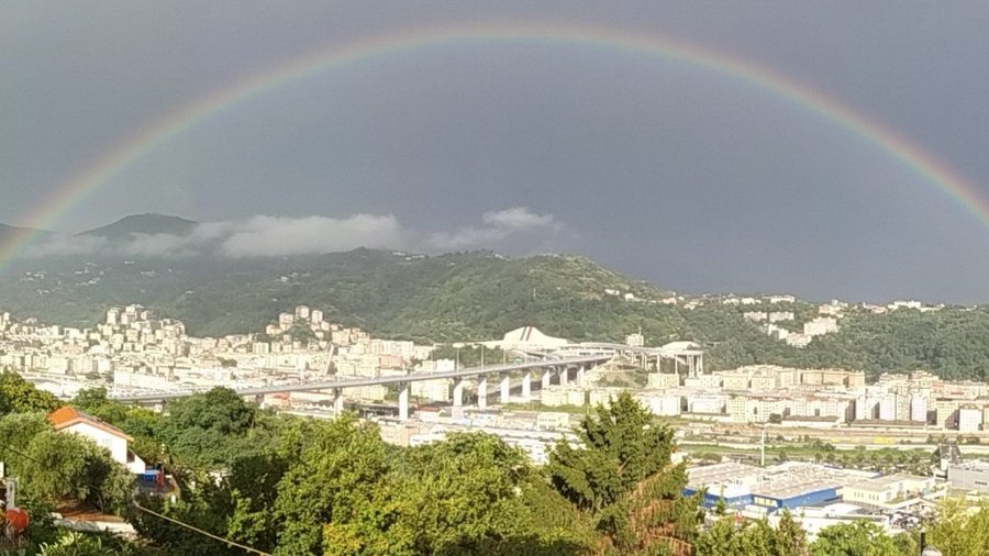 Un arcobaleno di speranza sopra il nuovo Ponte di Genova (inaugurato oggi)