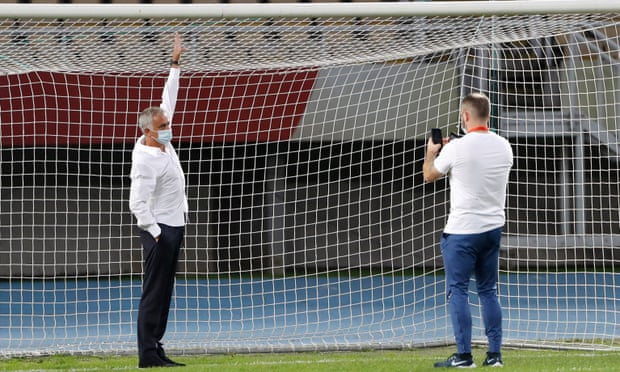 Le porte dello Shkendija sono troppo basse e Mourinho le fa cambiare prima della partita