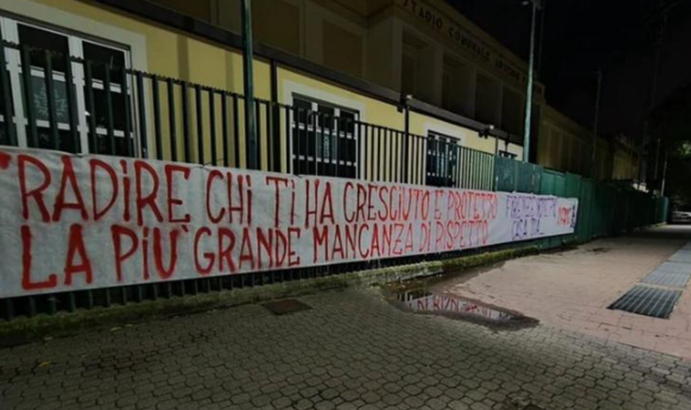 Fiorentina, striscione contro Chiesa: “Firenze non è più casa tua. Infame”