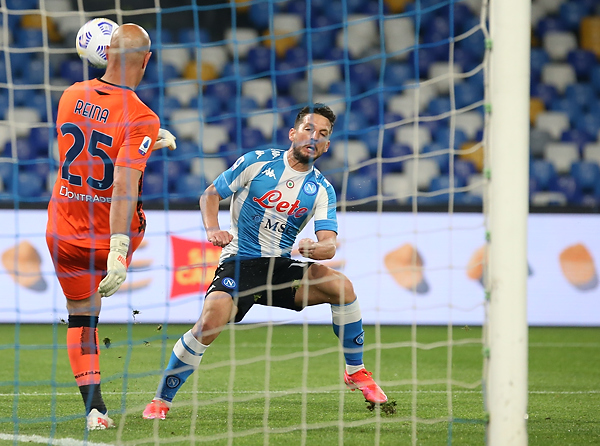 Gazzetta: Napoli, l’operazione alla spalla toglie Mertens dal mercato