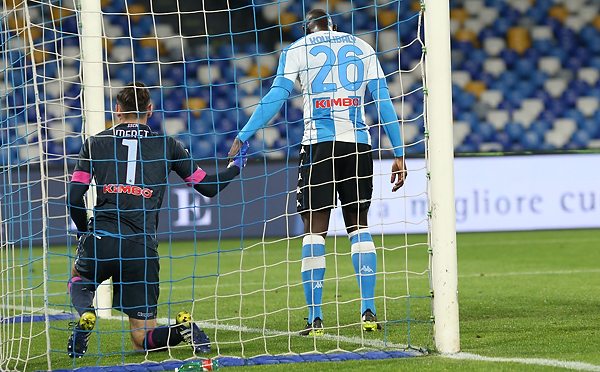 Il Napoli non ha più l’ossessione della costruzione dal basso. E il silenzio funziona