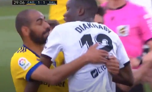 Razzismo in Liga: il Valencia esce dal campo per insulti di Cala del Cadice a Diakhaby (VIDEO)