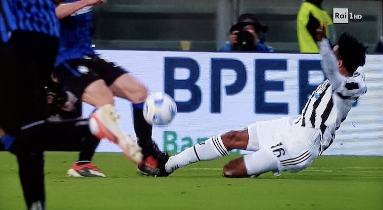 Gazzetta: c’era fallo di Cuadrado su Gosens, gol della Juventus da annullare