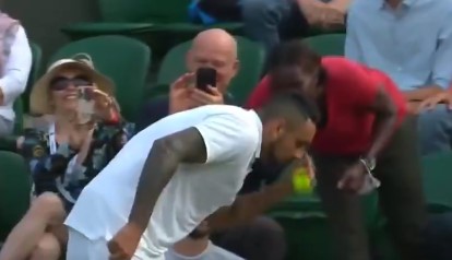 Kyrgios show a Wimbledon, usa gli spettatori come coach: “Dove batto?” (VIDEO)