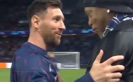 L’abbraccio tra Messi e Ronaldinho prima di Psg-Lipsia (VIDEO)