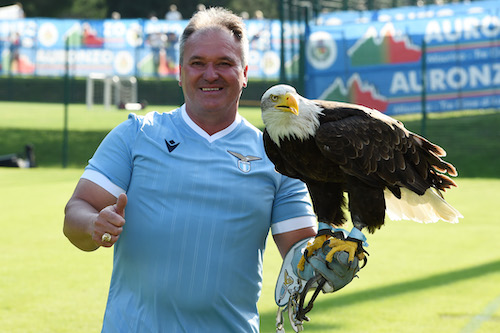 La Lazio sospende il falconiere immortalato mentre inneggiava al Duce