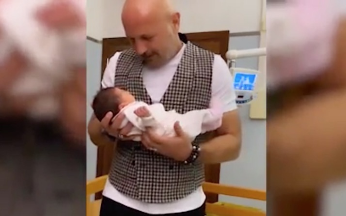 Le prime immagini di Mihajlovic nonno (VIDEO)