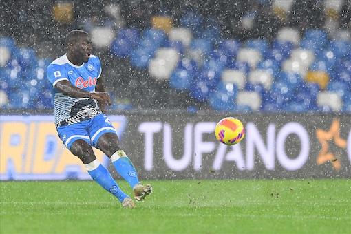 Koulibaly è atterrato a Napoli, i tifosi senegalesi lo aspettano a Capodichino (VIDEO)