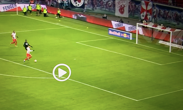 L’incredibile gol sbagliato a porta vuota da André Silva col Lipsia (VIDEO)